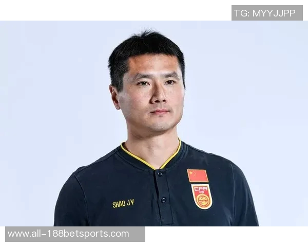 国足专注体能训练邵佳一持续考察队员状态与表现